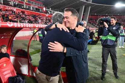 Saludando a Patxi Ferreira, segundo de Garitano antes de un Almería 0 Alavés 3.