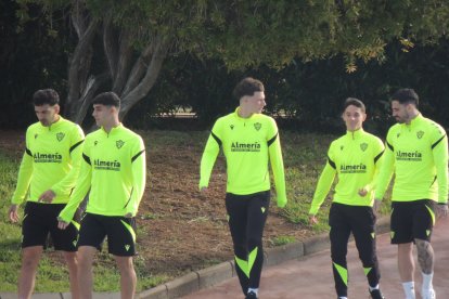 A los futbolistas se les pasan rápido los derrotas y miran al frente.