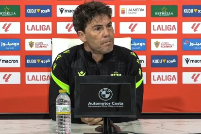 El entrenador del Almería en la rueda de prensa previa al partido de Eibar.
