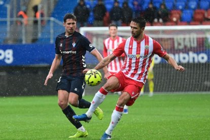 El Eibar sacaba los colores a un Almería en caída libre.