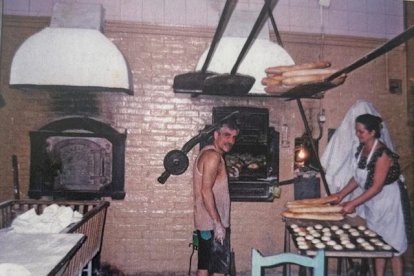 Sebastián González y Anita Crespo en su horno de leña de Los Gallardos.