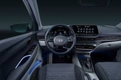 Interior con el cambio automático del acabado Tecno