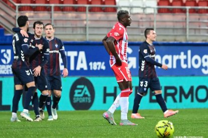 Le está costando hacerse un hueco en la rotación titular del Almería.