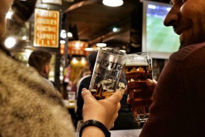 Partido de fútbol en un bar.