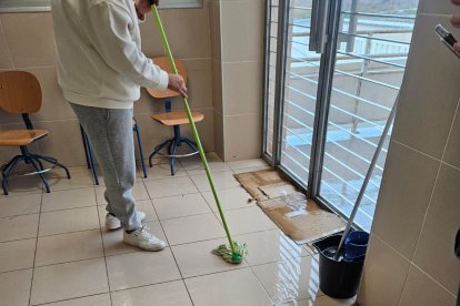 Achicando agua en el CEIP Virgilio Valdivia