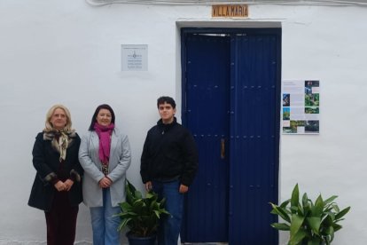 Los propietarios del jardín-huerto y la alcaldesa de Canjáyar.