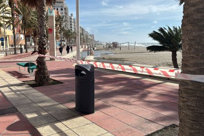 Precintos de la Policía Local en el Paseo Marítimo durante estos últimos días de temporal.
