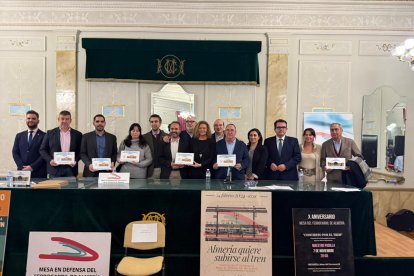 Foto de familia tras el acto de la Mesa del Tren.