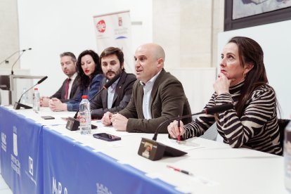 Mesa de análisis para hablar de la situación de los empresarios.