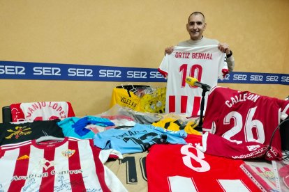Con una pequeña parte de su colección de camisetas, destacando la de Ortiz Bernal.