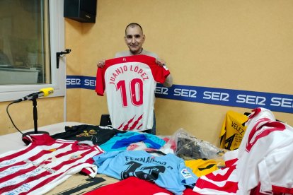 No podía faltar una camiseta con su nombre, la del ascenso a Primera de 2022.