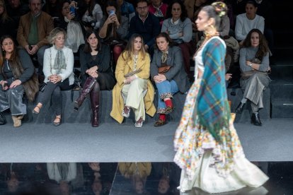 El talento almeriense muestra su arte en la gran cita de la moda flamenca.