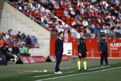 Rubi en la banda del Estadio de los Juegos Mediterráneos.