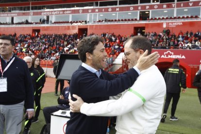 Rubi en la banda del Estadio de los Juegos Mediterráneos saludando a JJ Romero.