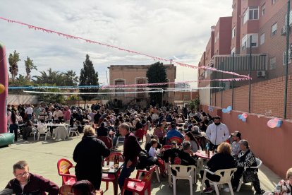 Las tradicionales migas que han reunido a cientos de almerienses este domingo, en imágenes.