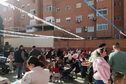 Las tradicionales migas que han reunido a cientos de almerienses este domingo, en imágenes.