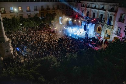 Las mejores imágenes del concierto de Vera GRV en la Plaza Vieja.