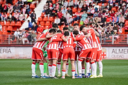 Una piña de verdad antes de comenzar el partido.