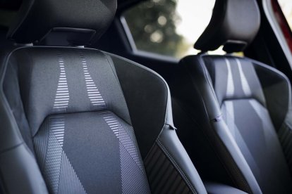 Sus asientos deportivos recogen perfectamente a sus ocupantes y son realmente cómodos