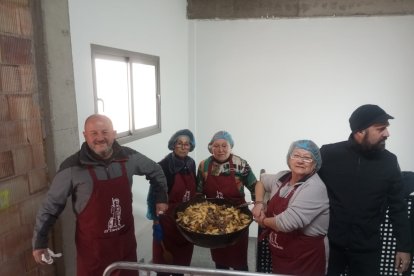 Las pailas de patatas con carne y asadura son uno de los platos más populares.