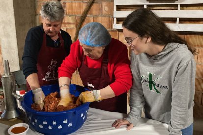 Amasando los embutidos.