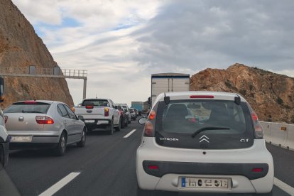 Vehículos detenidos en la A-7 a causa del accidente.