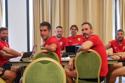 A Vicente Moreno le iban sacando y metiendo futbolistas con LaLiga en marcha.