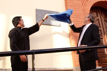 Juan Enciso descubriendo una placa por trabajos de mejora en la Iglesia de San Isidro y su entorno.