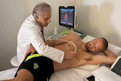 Pasando las pruebas médicas.