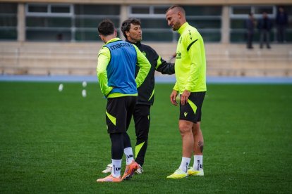 La llegada de Rodrigo Ely da al entrenador seguridad en defensa.