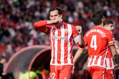 Leo Baptistao celebra su gol al Ceuta en el Estadio de los Juegos Mediterráneos.