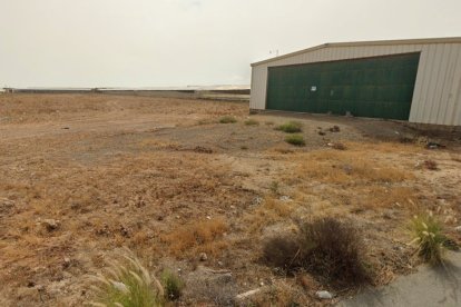 Aquí está ubicada la pista de vuelo de El Ejido, con lo que parece incluso una especie de hangar.