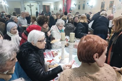 Roscos de San Blas, cordones para el dolor de garganta y largas colas en la iglesia de la Plaza de Toros.