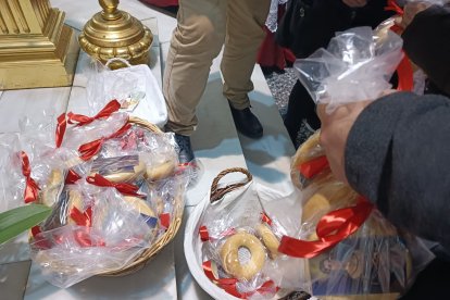 Roscos de San Blas, cordones para el dolor de garganta y largas colas en la iglesia de la Plaza de Toros.