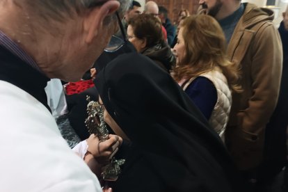 Roscos de San Blas, cordones para el dolor de garganta y largas colas en la iglesia de la Plaza de Toros.