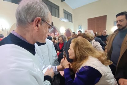 Roscos de San Blas, cordones para el dolor de garganta y largas colas en la iglesia de la Plaza de Toros.