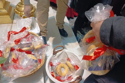 Roscos de San Blas, cordones para el dolor de garganta y largas colas en la iglesia de la Plaza de Toros.