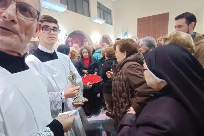 Roscos de San Blas, cordones para el dolor de garganta y largas colas en la iglesia de la Plaza de Toros.