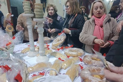 Roscos de San Blas, cordones para el dolor de garganta y largas colas en la iglesia de la Plaza de Toros.