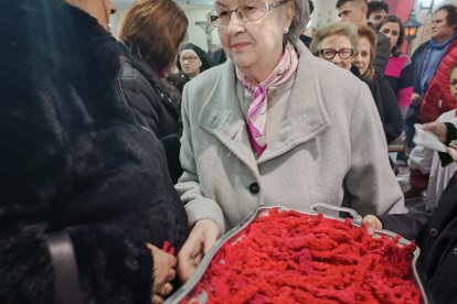 Roscos de San Blas, cordones para el dolor de garganta y largas colas en la iglesia de la Plaza de Toros.
