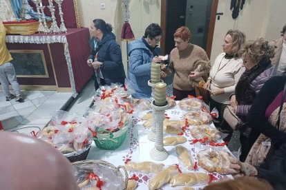 Roscos de San Blas, cordones para el dolor de garganta y largas colas en la iglesia de la Plaza de Toros.