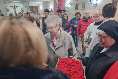 Roscos de San Blas, cordones para el dolor de garganta y largas colas en la iglesia de la Plaza de Toros.