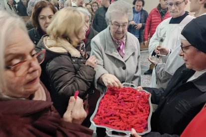 Roscos de San Blas, cordones para el dolor de garganta y largas colas en la iglesia de la Plaza de Toros.