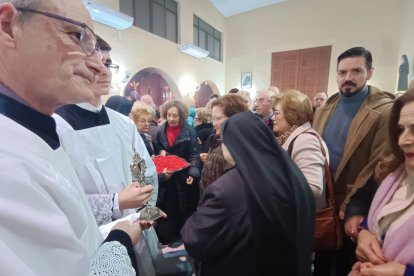 Roscos de San Blas, cordones para el dolor de garganta y largas colas en la iglesia de la Plaza de Toros.