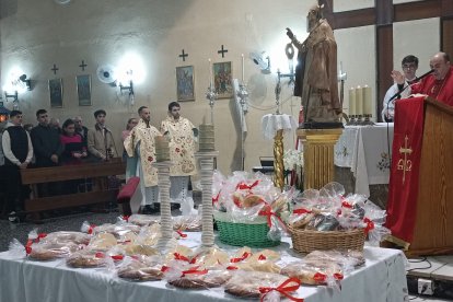 Roscos de San Blas, cordones para el dolor de garganta y largas colas en la iglesia de la Plaza de Toros.