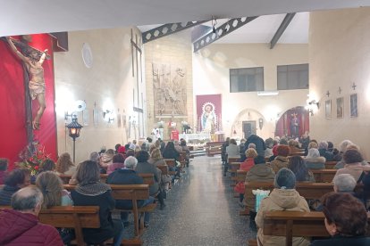 Roscos de San Blas, cordones para el dolor de garganta y largas colas en la iglesia de la Plaza de Toros.