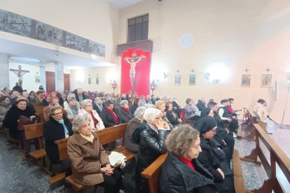 Roscos de San Blas, cordones para el dolor de garganta y largas colas en la iglesia de la Plaza de Toros.