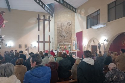 Roscos de San Blas, cordones para el dolor de garganta y largas colas en la iglesia de la Plaza de Toros.