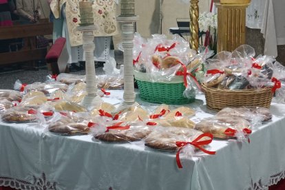 Roscos de San Blas, cordones para el dolor de garganta y largas colas en la iglesia de la Plaza de Toros.