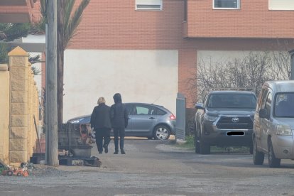 Los vecinos aprovechan cuando el portón está abierto para pasar.